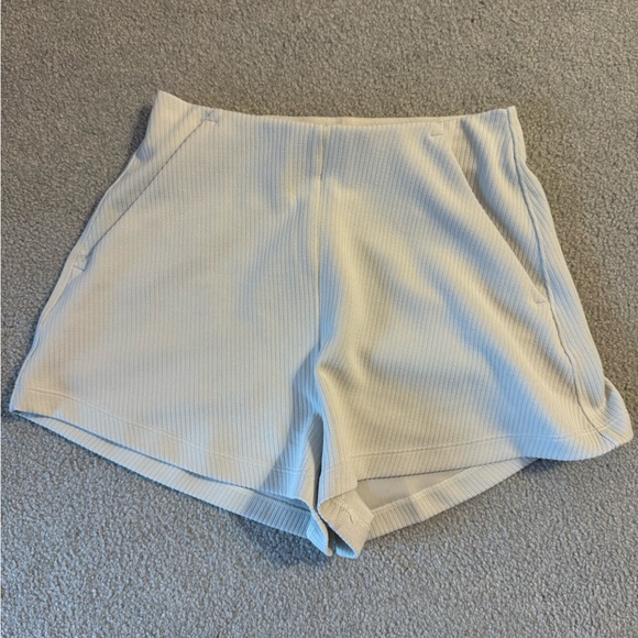 🤍 Lululemon size 0 Ribbed Softstreme high rise short 2”🤍 - Picture 3 of 5
